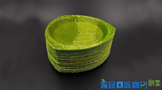 用树叶制作的一次性餐具
