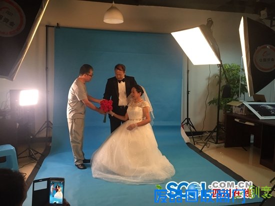 浪漫重阳节!社区变身摄影棚 老人补拍婚纱照