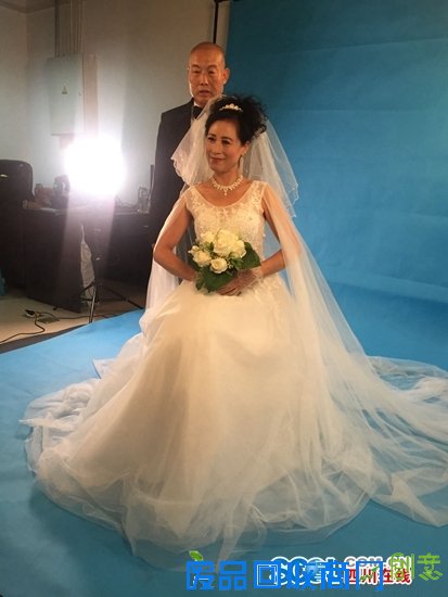 浪漫重阳节!社区变身摄影棚 老人补拍婚纱照