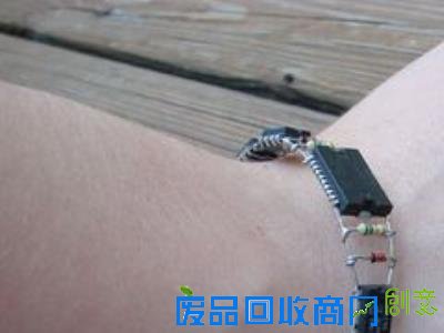 利用报废电子元器件DIY个性手镯