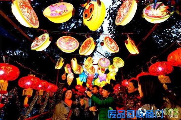 13860盏由居民自己动手制作的花灯将百步亭社区志愿广场和文化长廊装点一新，社区居民在自家门口，赏花灯度元宵佳节。