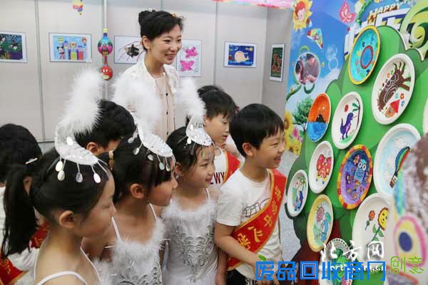 迎“六一” 青少年活动中心孩子DIY环保工艺品