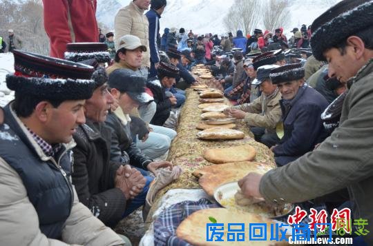 图为同吃一锅肉、同喝一锅汤的塔吉克族民众。　孙亭文　摄