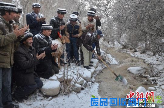 图为新疆塔县塔吉克族民众引水灌溉农田。　孙亭文　摄