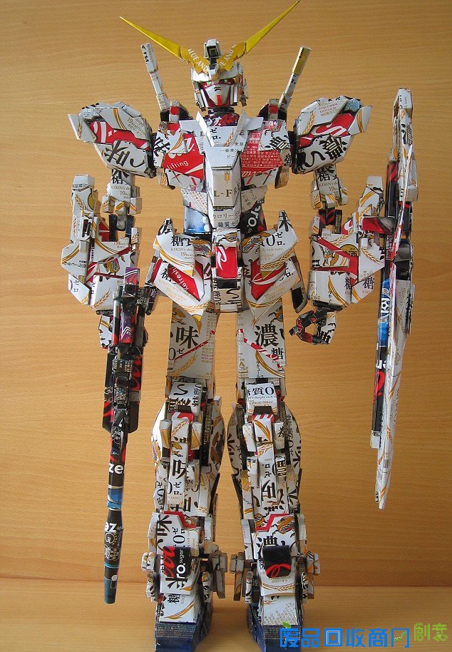 据英国《每日邮报》11月24日消息,日本艺术家Macaon变废为宝,原本普普通通的易拉罐在他手中摇身变成一件件精致优美、活灵活现的艺术作品。他的作品涵盖的范围非常广,有动物、植物、数码宝贝、动漫人物等。 据英国《每日邮报》11月24日消息,日本艺术家Macaon变废为宝,原本普普通通的易拉罐在他手中摇身变成一件件精致优美、活灵活现的艺术作品。他的作品涵盖的范围非常广,有动物、植物、数码宝贝、动漫人物等。