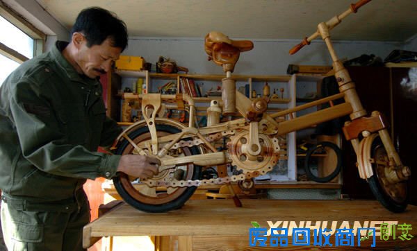 辽宁农民用木头自制自行车(组图)