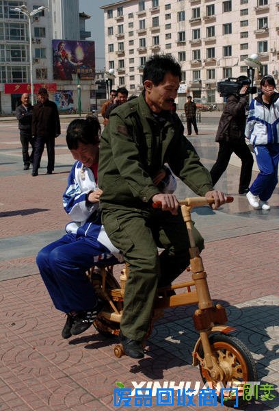 辽宁：农民用木头自制自行车[组图]