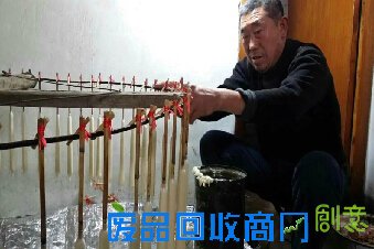 手工艺人制红烛拿到大集卖 1个腊月能挣1万多
