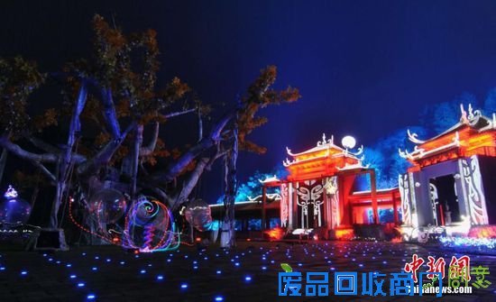 近日，在道教祖庭江西龙虎山景区，摄影师利用手中的彩色光源，在景区道观中的牌楼、长廊、广场以及花卉公园等地进行立体绘画，创作出了如幻似真的奇妙场景。摄影师所使用的摄影技巧叫做“光影涂鸦”，是最近很流行的创意拍摄手法。摄影师将相机的快门长时间打开，然后拍摄一些如聚光手电筒一类发光物体的移动轨迹，最后成像的时候就会记录一些非常漂亮的光影图案。王思博