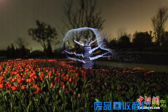 近日，在道教祖庭江西龙虎山景区，摄影师利用手中的彩色光源，在景区道观中的牌楼、长廊、广场以及花卉公园等地进行立体绘画，创作出了如幻似真的奇妙场景。摄影师所使用的摄影技巧叫做“光影涂鸦”，是最近很流行的创意拍摄手法。摄影师将相机的快门长时间打开，然后拍摄一些如聚光手电筒一类发光物体的移动轨迹，最后成像的时候就会记录一些非常漂亮的光影图案。王思博