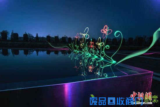 近日，在道教祖庭江西龙虎山景区，摄影师利用手中的彩色光源，在景区道观中的牌楼、长廊、广场以及花卉公园等地进行立体绘画，创作出了如幻似真的奇妙场景。摄影师所使用的摄影技巧叫做“光影涂鸦”，是最近很流行的创意拍摄手法。摄影师将相机的快门长时间打开，然后拍摄一些如聚光手电筒一类发光物体的移动轨迹，最后成像的时候就会记录一些非常漂亮的光影图案。王思博