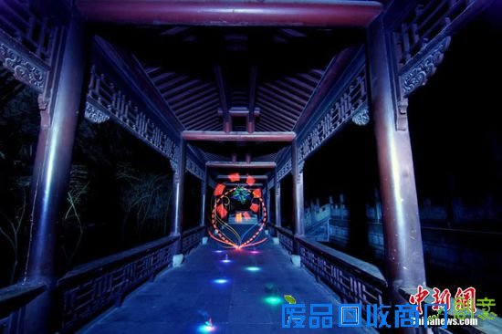 近日，在道教祖庭江西龙虎山景区，摄影师利用手中的彩色光源，在景区道观中的牌楼、长廊、广场以及花卉公园等地进行立体绘画，创作出了如幻似真的奇妙场景。摄影师所使用的摄影技巧叫做“光影涂鸦”，是最近很流行的创意拍摄手法。摄影师将相机的快门长时间打开，然后拍摄一些如聚光手电筒一类发光物体的移动轨迹，最后成像的时候就会记录一些非常漂亮的光影图案。王思博