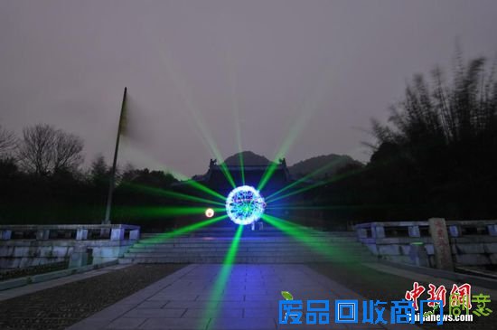 近日，在道教祖庭江西龙虎山景区，摄影师利用手中的彩色光源，在景区道观中的牌楼、长廊、广场以及花卉公园等地进行立体绘画，创作出了如幻似真的奇妙场景。摄影师所使用的摄影技巧叫做“光影涂鸦”，是最近很流行的创意拍摄手法。摄影师将相机的快门长时间打开，然后拍摄一些如聚光手电筒一类发光物体的移动轨迹，最后成像的时候就会记录一些非常漂亮的光影图案。王思博