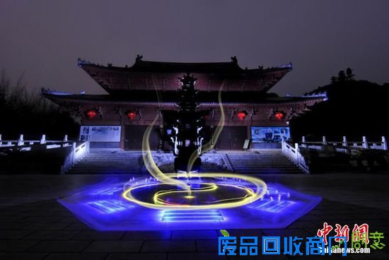 近日，在道教祖庭江西龙虎山景区，摄影师利用手中的彩色光源，在景区道观中的牌楼、长廊、广场以及花卉公园等地进行立体绘画，创作出了如幻似真的奇妙场景。摄影师所使用的摄影技巧叫做“光影涂鸦”，是最近很流行的创意拍摄手法。摄影师将相机的快门长时间打开，然后拍摄一些如聚光手电筒一类发光物体的移动轨迹，最后成像的时候就会记录一些非常漂亮的光影图案。王思博