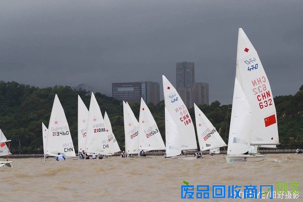 谁说帅哥美女都在游泳队?我们帆船队不服!