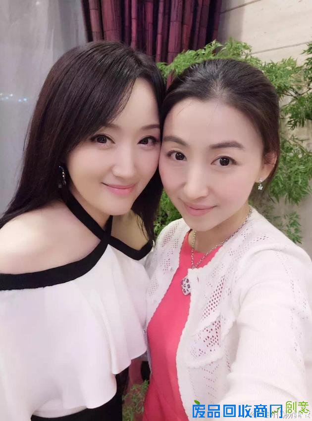45岁杨钰莹闺蜜都是美女 个个白皙娇嫩似少女