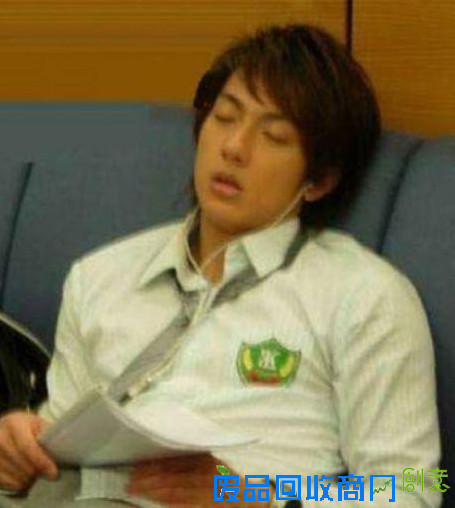 明星们各类被抓拍图 范冰冰睡着杨洋在飞机上翘腿