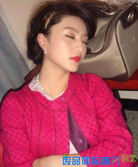 明星们各类被抓拍图 范冰冰睡着杨洋在飞机上翘腿