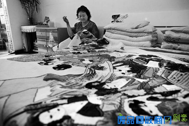 西安老太十字绣绣出一件“传家宝” 估价十多万