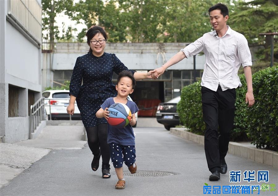 （图片故事）（1）“80后”爸爸为孩子绘制近百本绘本