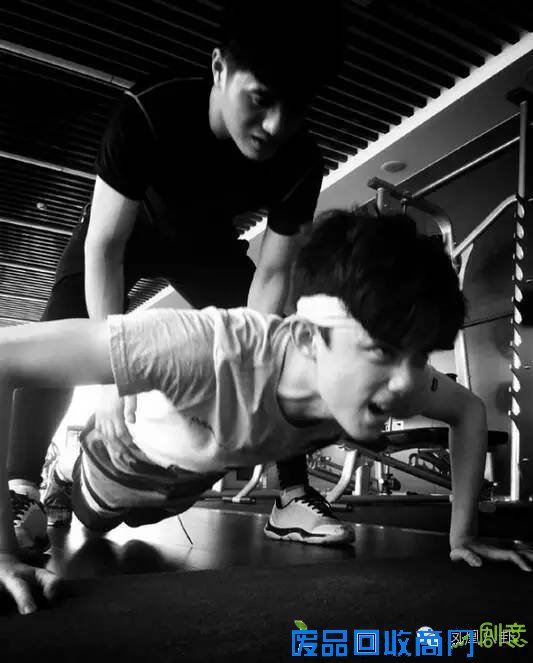 吴磊紧身衣显胸肌，刘昊然穿蕾丝衬衫…小鲜肉步入转型尴尬期