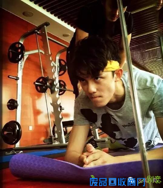 吴磊紧身衣显胸肌，刘昊然穿蕾丝衬衫…小鲜肉步入转型尴尬期