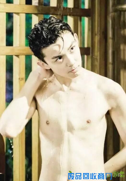 吴磊紧身衣显胸肌，刘昊然穿蕾丝衬衫…小鲜肉步入转型尴尬期
