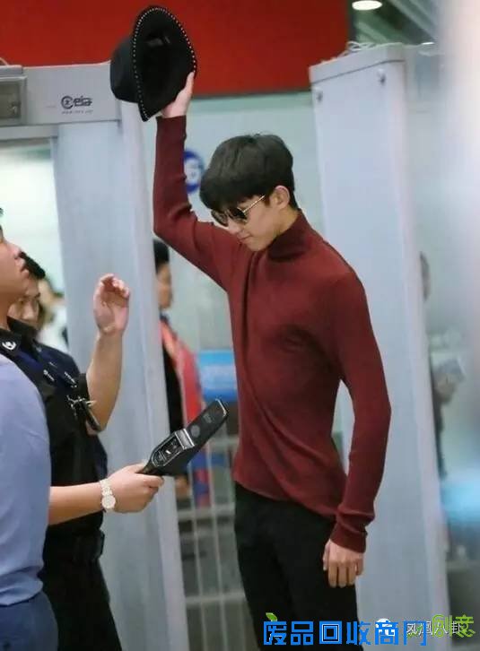 吴磊紧身衣显胸肌，刘昊然穿蕾丝衬衫…小鲜肉步入转型尴尬期