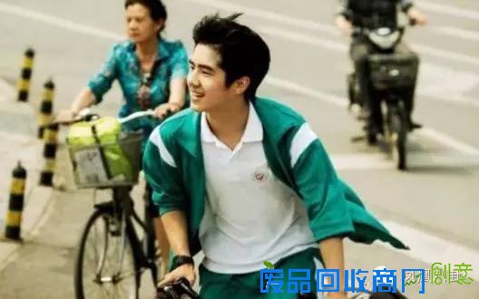 吴磊紧身衣显胸肌，刘昊然穿蕾丝衬衫…小鲜肉步入转型尴尬期