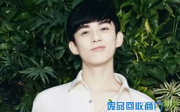 吴磊紧身衣显胸肌，刘昊然穿蕾丝衬衫…小鲜肉步入转型尴尬期