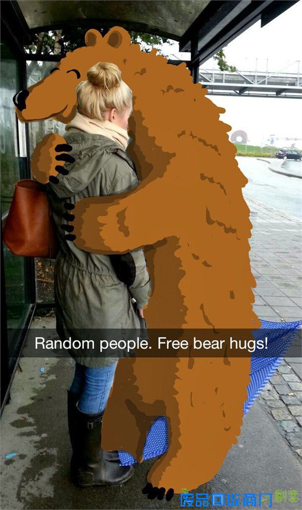 画家为路人涂鸦