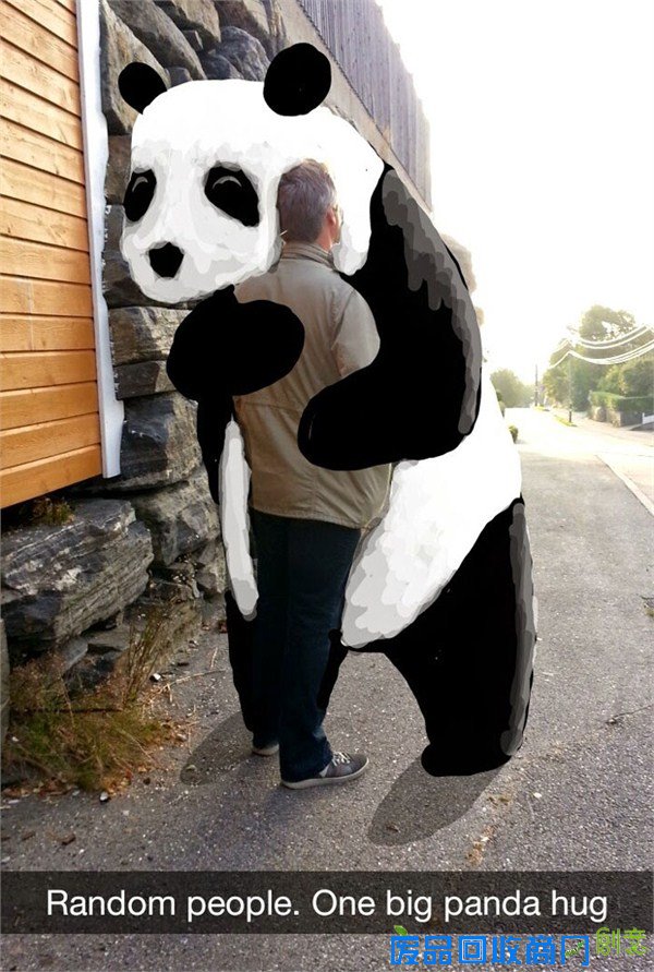 画家为路人涂鸦