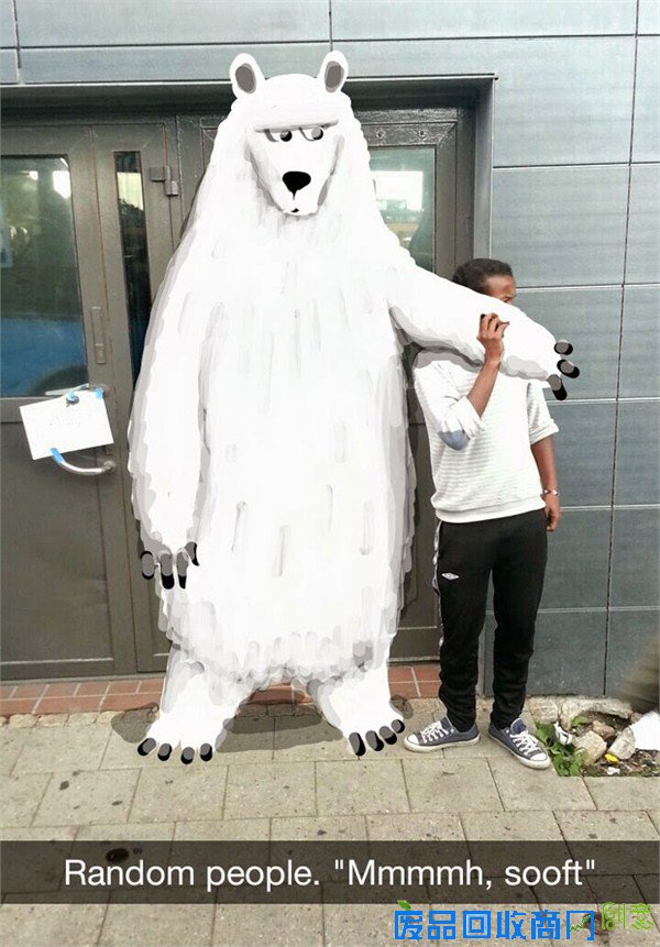 画家为路人涂鸦