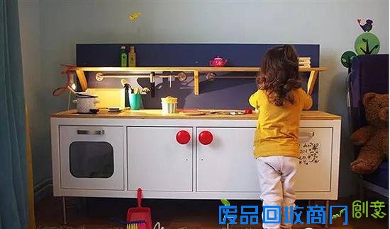 IKEA家具自带设计感又能轻松带回家自己组装,既能节省成本又能营造出简约风格的居家环境,成为许多人家居布置的首选。不过,当这些家具随处可见时,也意味着独特性的消失;另一方面,一旦对于这些家具日久生腻,当初认为再好的设计也会弃之如敝履。这时,就到了IKEA黑客(IKEA Hackers)出动的时候啦!