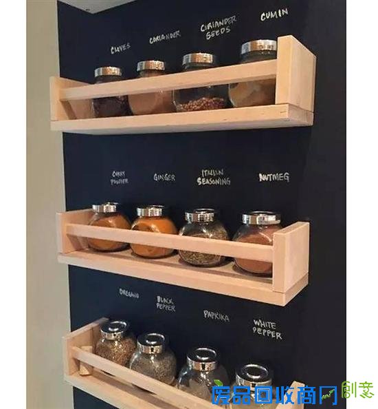 IKEA家具自带设计感又能轻松带回家自己组装,既能节省成本又能营造出简约风格的居家环境,成为许多人家居布置的首选。不过,当这些家具随处可见时,也意味着独特性的消失;另一方面,一旦对于这些家具日久生腻,当初认为再好的设计也会弃之如敝履。这时,就到了IKEA黑客(IKEA Hackers)出动的时候啦!