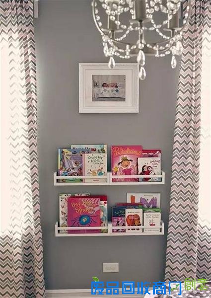 钉在书房的墙上就是超棒的阅读角,疯狂囤书的麻麻最需要。根据房间的色调粉刷成不同颜色,加分喽!