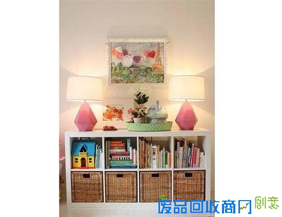 IKEA家具自带设计感又能轻松带回家自己组装,既能节省成本又能营造出简约风格的居家环境,成为许多人家居布置的首选。不过,当这些家具随处可见时,也意味着独特性的消失;另一方面,一旦对于这些家具日久生腻,当初认为再好的设计也会弃之如敝履。这时,就到了IKEA黑客(IKEA Hackers)出动的时候啦!