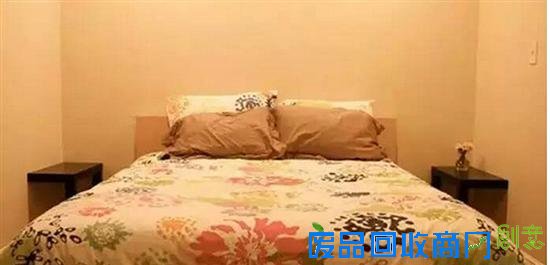 IKEA家具自带设计感又能轻松带回家自己组装,既能节省成本又能营造出简约风格的居家环境,成为许多人家居布置的首选。不过,当这些家具随处可见时,也意味着独特性的消失;另一方面,一旦对于这些家具日久生腻,当初认为再好的设计也会弃之如敝履。这时,就到了IKEA黑客(IKEA Hackers)出动的时候啦!