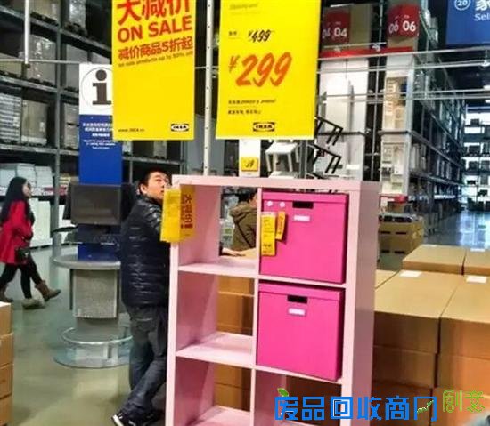 IKEA家具自带设计感又能轻松带回家自己组装,既能节省成本又能营造出简约风格的居家环境,成为许多人家居布置的首选。不过,当这些家具随处可见时,也意味着独特性的消失;另一方面,一旦对于这些家具日久生腻,当初认为再好的设计也会弃之如敝履。这时,就到了IKEA黑客(IKEA Hackers)出动的时候啦!