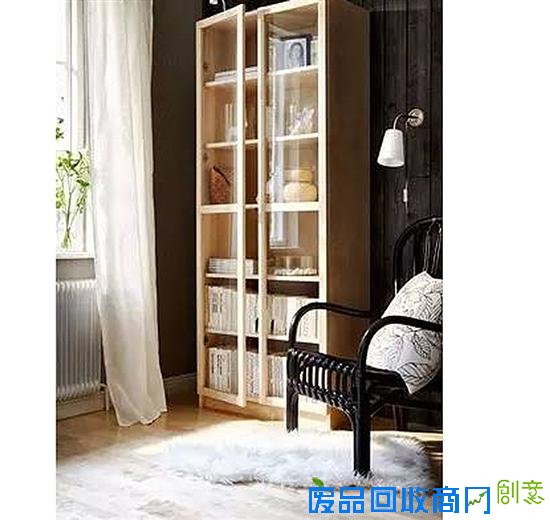 IKEA家具自带设计感又能轻松带回家自己组装,既能节省成本又能营造出简约风格的居家环境,成为许多人家居布置的首选。不过,当这些家具随处可见时,也意味着独特性的消失;另一方面,一旦对于这些家具日久生腻,当初认为再好的设计也会弃之如敝履。这时,就到了IKEA黑客(IKEA Hackers)出动的时候啦!