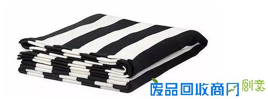 IKEA家具自带设计感又能轻松带回家自己组装,既能节省成本又能营造出简约风格的居家环境,成为许多人家居布置的首选。不过,当这些家具随处可见时,也意味着独特性的消失;另一方面,一旦对于这些家具日久生腻,当初认为再好的设计也会弃之如敝履。这时,就到了IKEA黑客(IKEA Hackers)出动的时候啦!