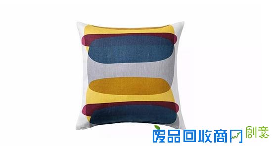 IKEA家具自带设计感又能轻松带回家自己组装，既能节省成本又能营造出简约风格的居家环境，成为许多人家居布置的首选。不过，当这些家具随处可见时，也意味着独特性的消失；另一方面，一旦对于这些家具日久生腻，当初认为再好的设计也会弃之如敝履。这时，就到了IKEA黑客（IKEA Hackers）出动的时候啦!