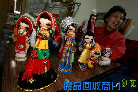 图文：民间艺人在展示手工制作的布娃娃