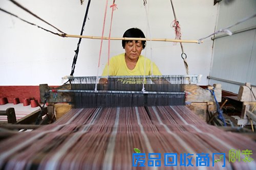 。近年来，河北省平乡县依托当地优势产业、文化资源和本地龙头企业，积极拓展农村妇女就业创业渠道。目前，该县已形成童车、儿童玩具、老粗布纺织、手工编织和工艺品制作等家庭手工业种类，培育了60多个特色村、2100个妇女手工业示范户，使6.8万名农村妇女实现“不离家门”创业就业。