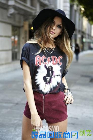 复杂的图案Tee+纯色短裤