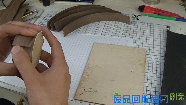 外国男子diy自制木头手镯送给老婆，当看到实物后老婆乐坏了！