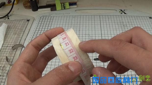 外国男子diy自制木头手镯送给老婆，当看到实物后老婆乐坏了！