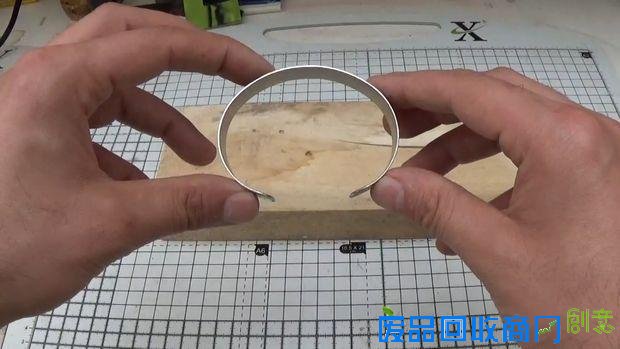 外国男子diy自制木头手镯送给老婆，当看到实物后老婆乐坏了！