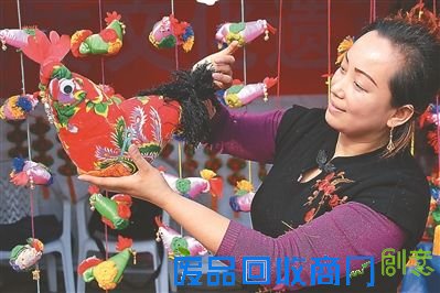 苏州民间艺人制作布艺香包造型多样清香四溢