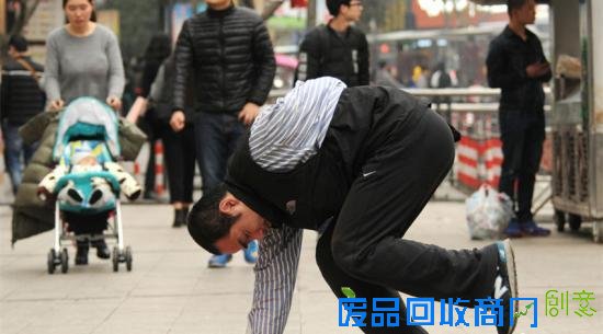 男子跪饮料瓶乞讨